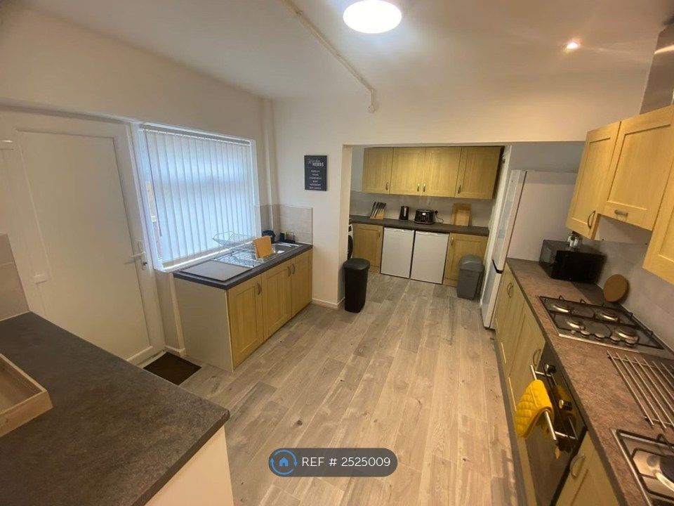 Property photo 1 of 11 Kitchen