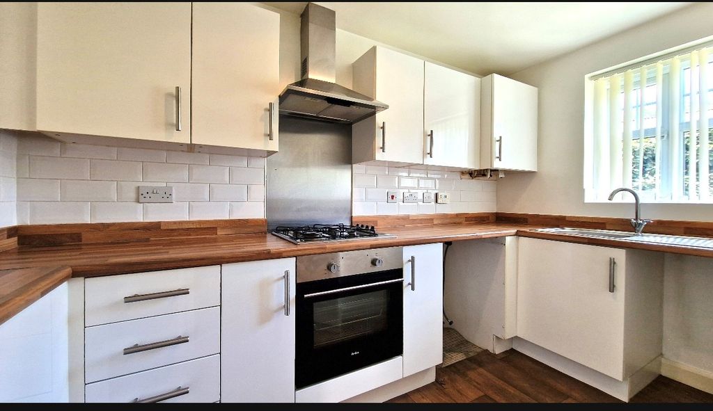 Property photo 3 of 10 Kitchen
