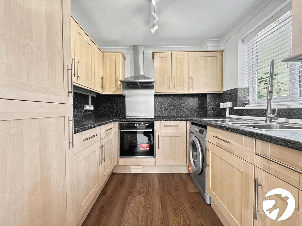 Property photo 2 of 8 Picture No. 12