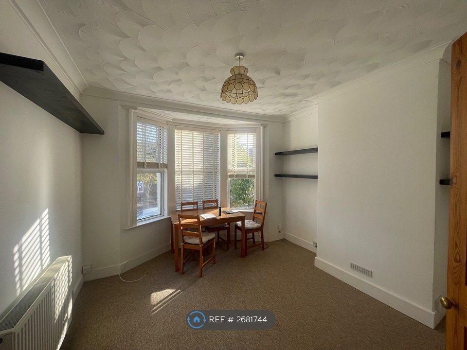 Property photo 2 of 16 Sunny South Facing Lounge