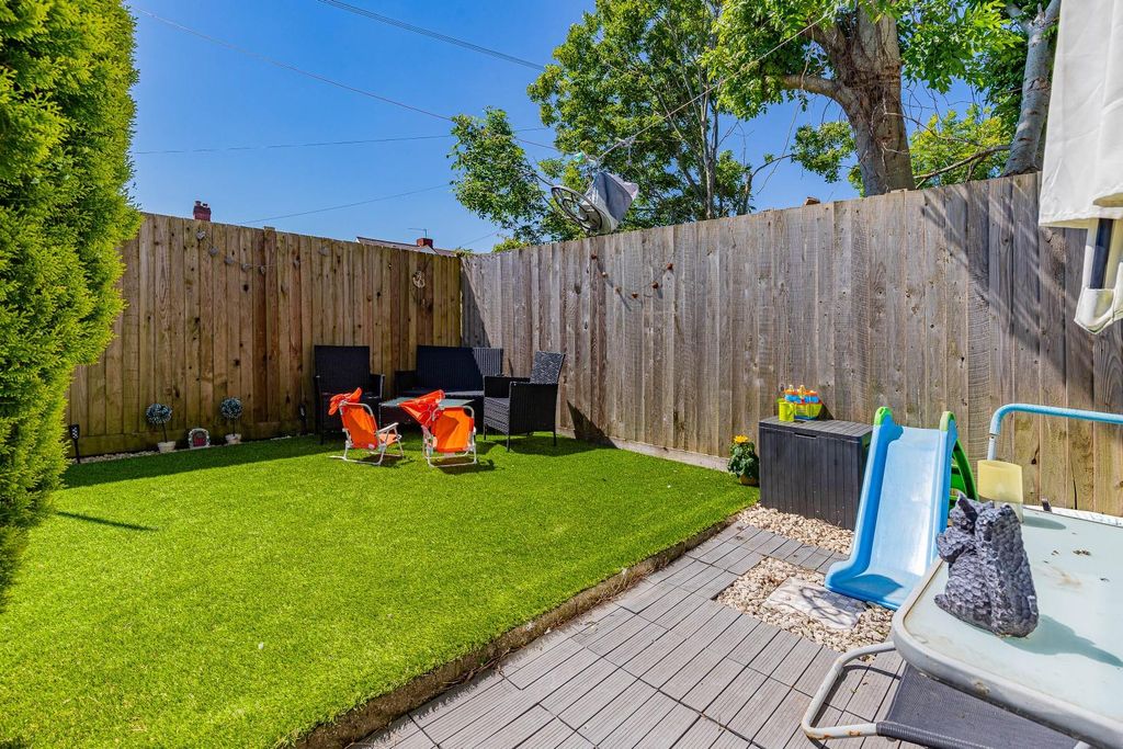 Property photo 2 of 21 Cae Glas Avenue 9-11.Jpg