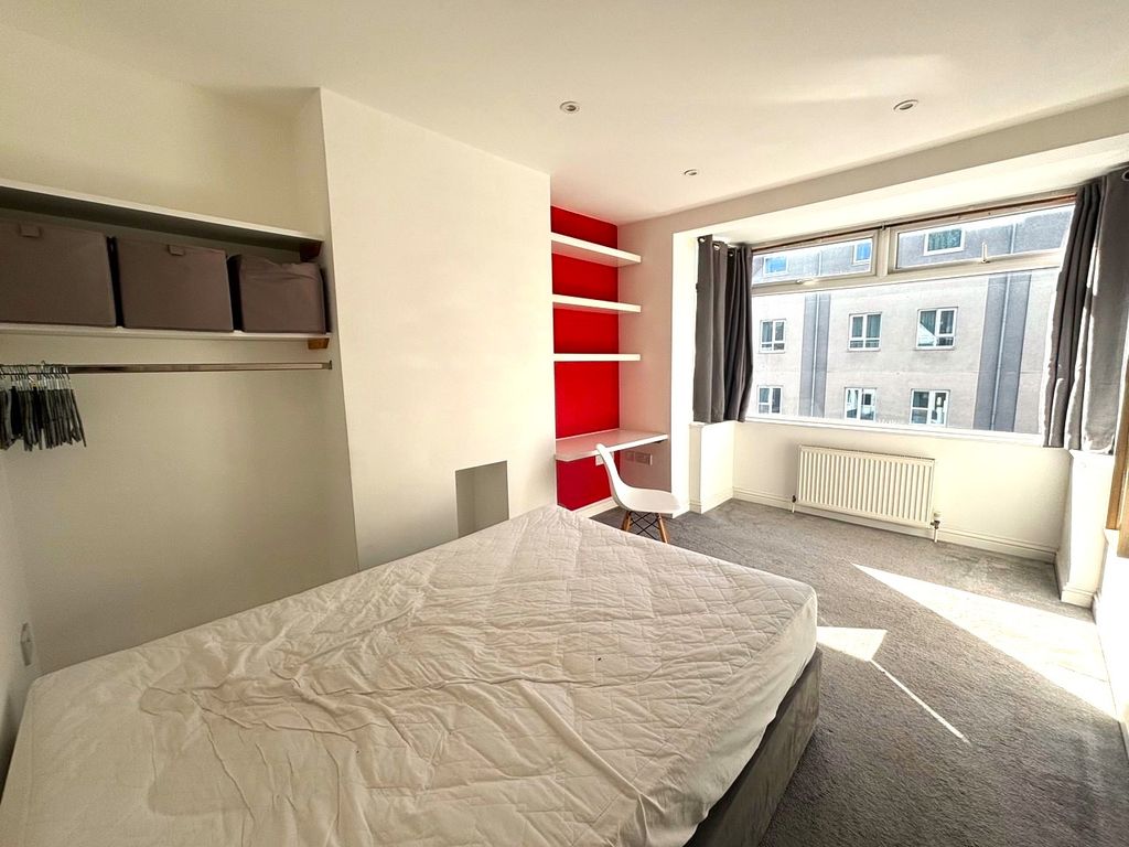 Property photo 1 of 4 Bedroom