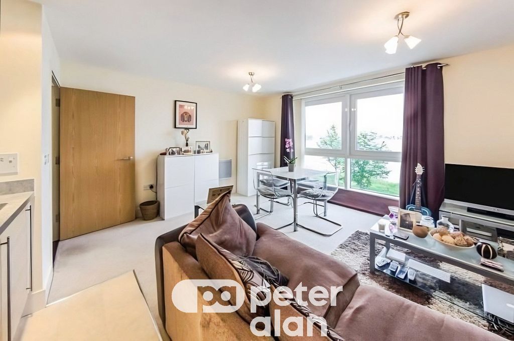 Property photo 3 of 7 Living