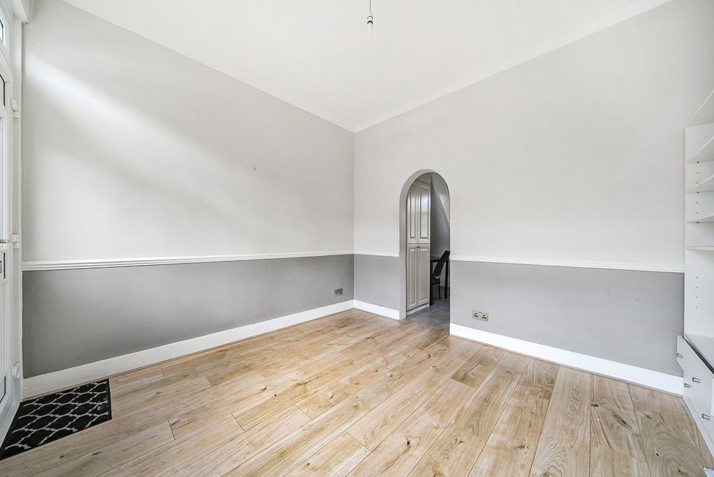 Property photo 3 of 16 Lounge