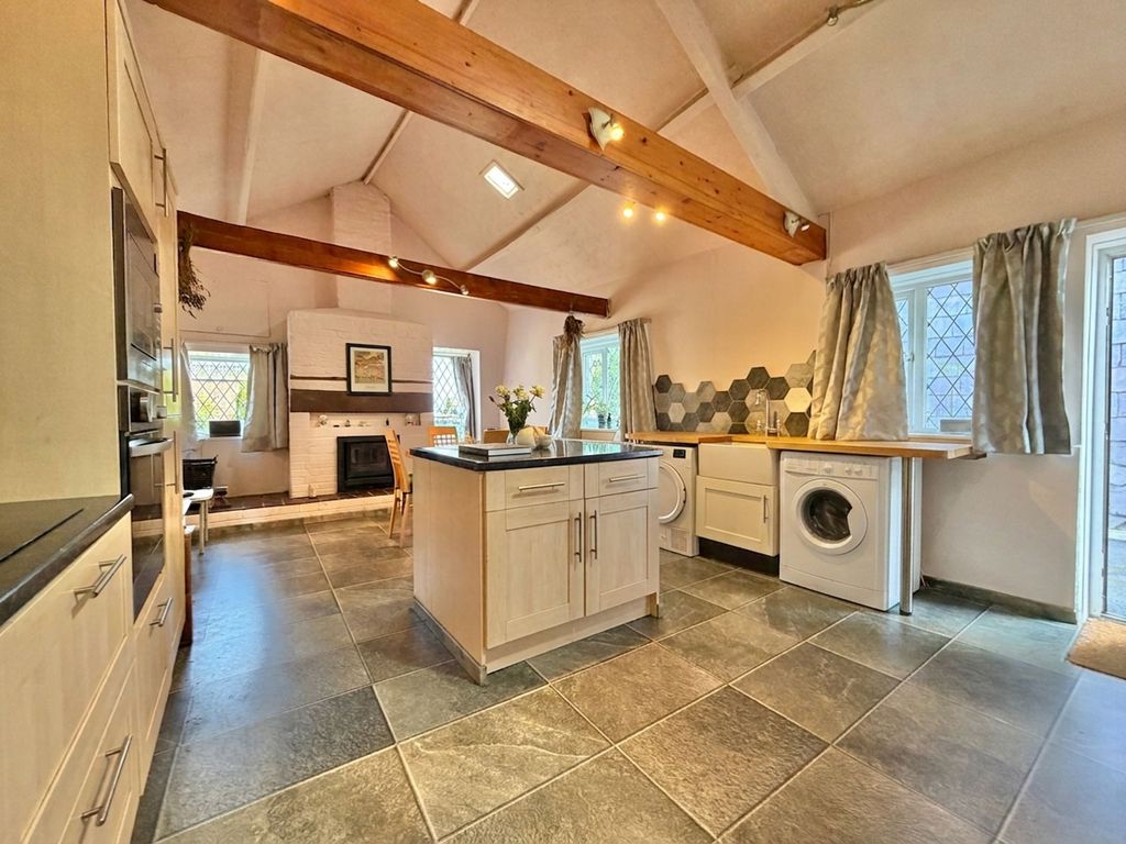 Property photo 3 of 9 Dining Kitchen