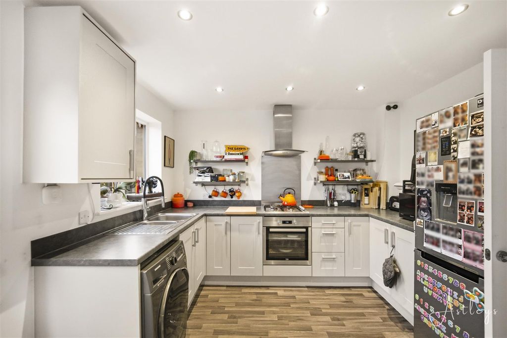 Property photo 3 of 12 Kitchen/Dining Room