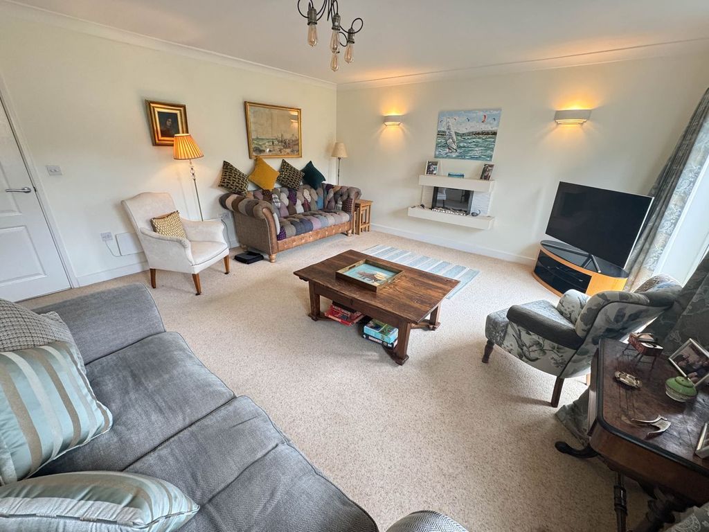Property photo 2 of 31