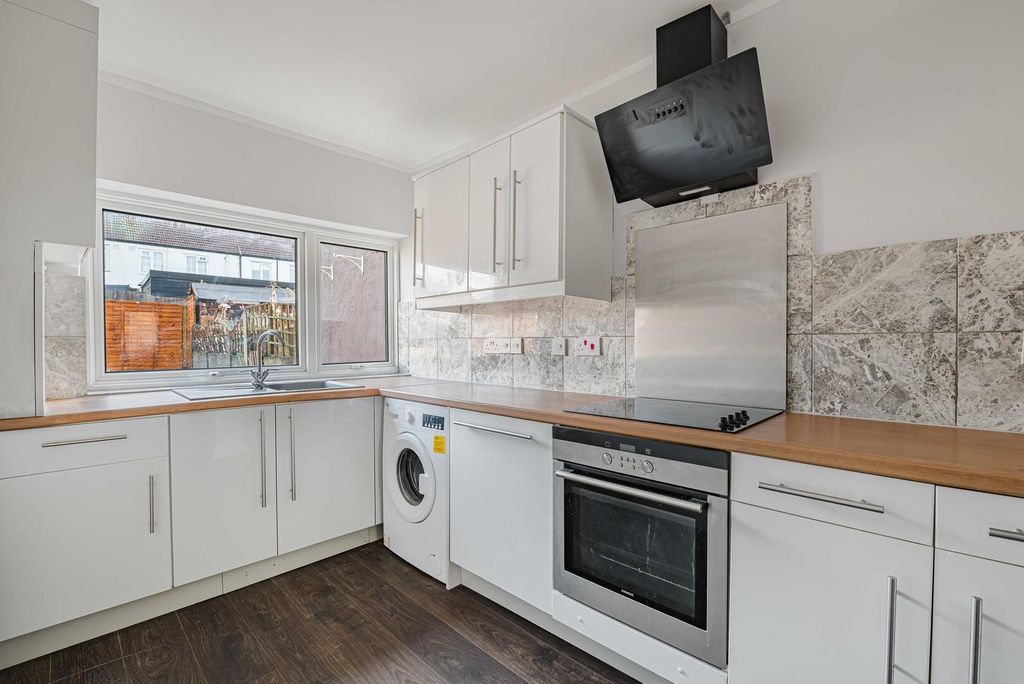 Property photo 2 of 11 Kitchen