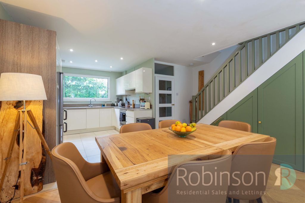 Property photo 3 of 19 17 Lynton Green-11