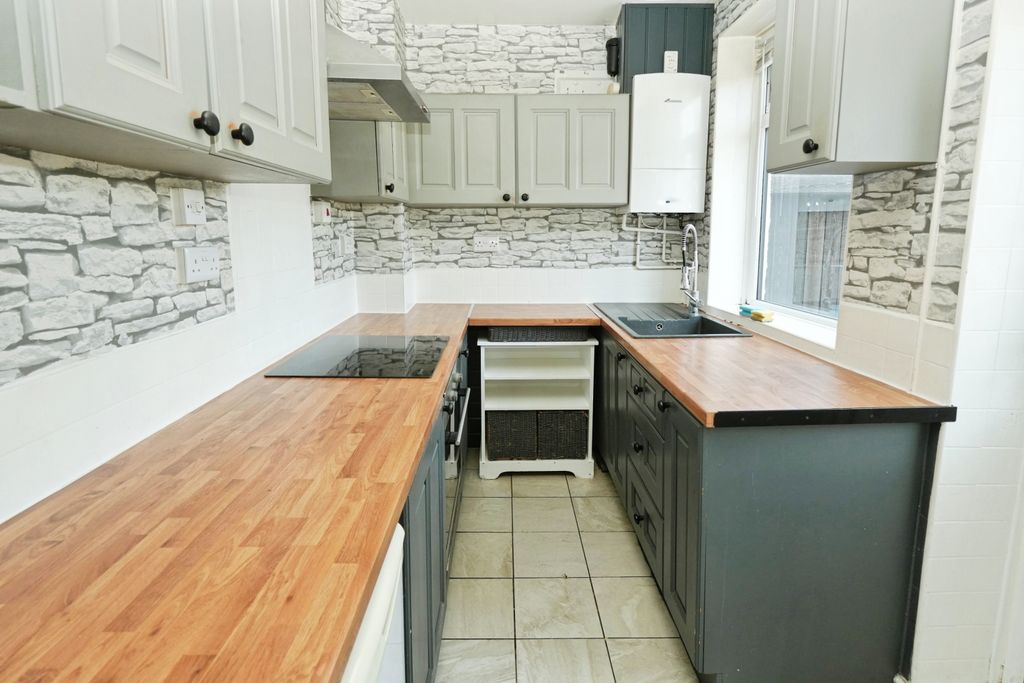 Property photo 3 of 19 Kitchen