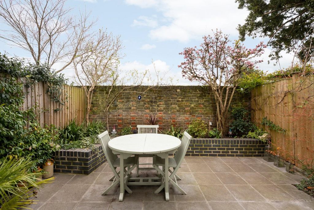 Property photo 3 of 17 Garden (2).Jpeg