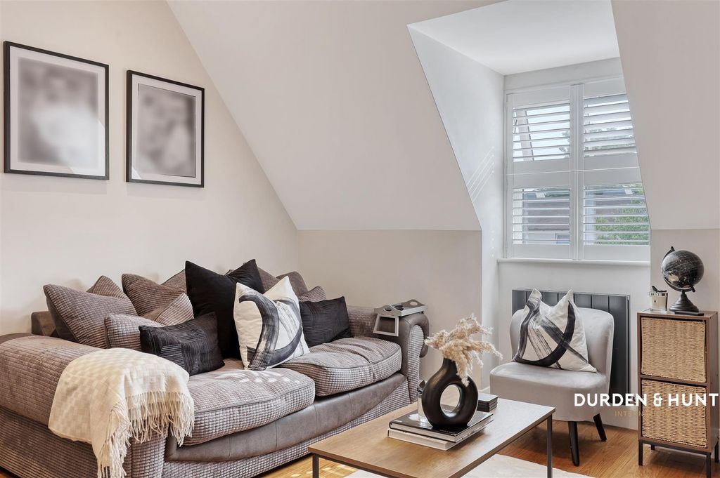 Property photo 3 of 20 Highfield Place
