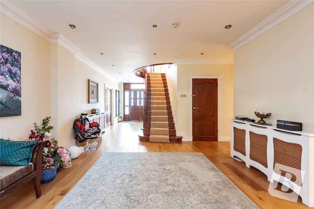 Property photo 2 of 31 Entrance Hall