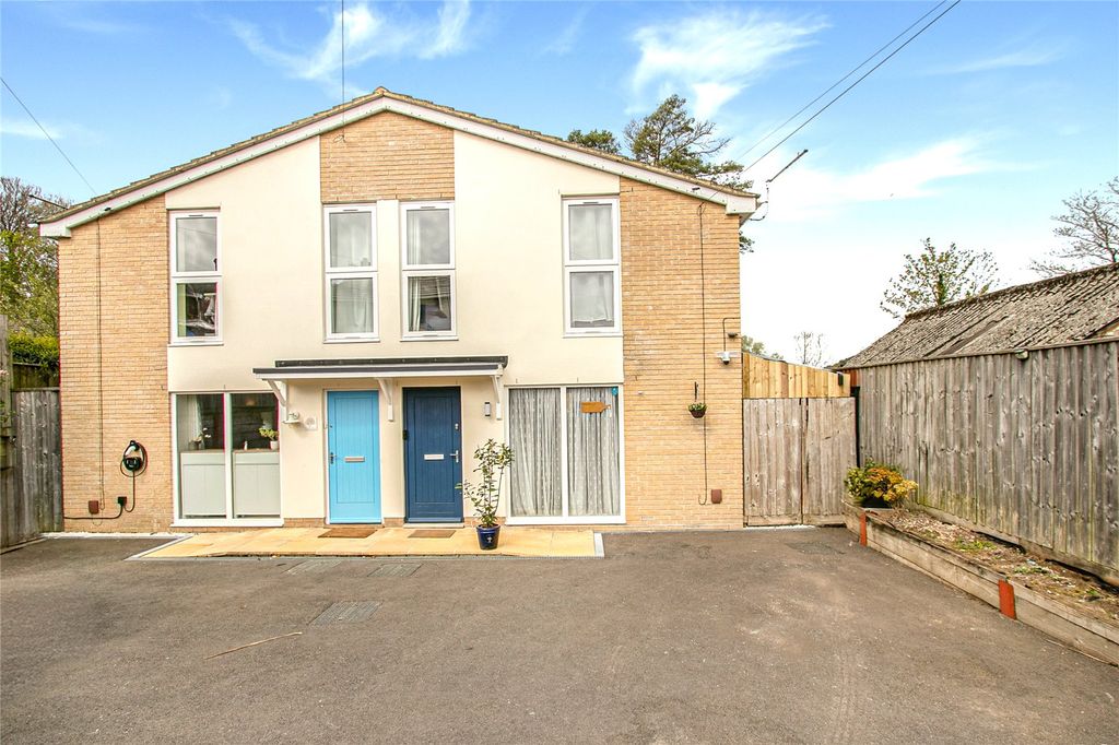 Property photo 1 of 18 Foxholes Road