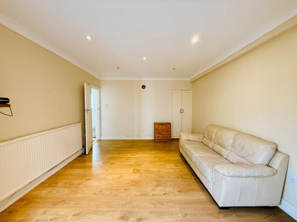 Property photo 3 of 23 Crest Road, London, Nw2 7Na (17)