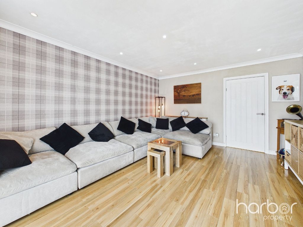 Property photo 2 of 16 5198704