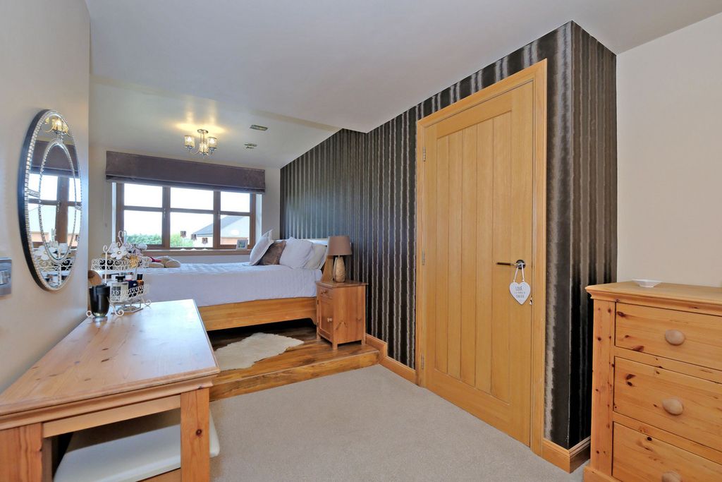 Property photo 3 of 39