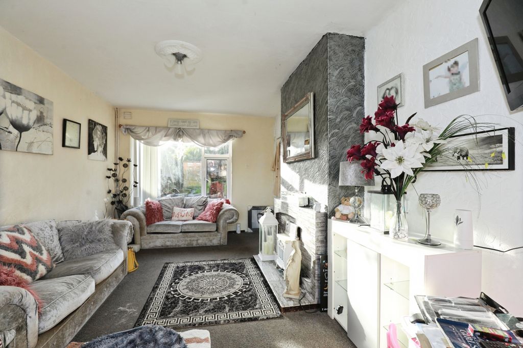 Property photo 3 of 20 Lounge