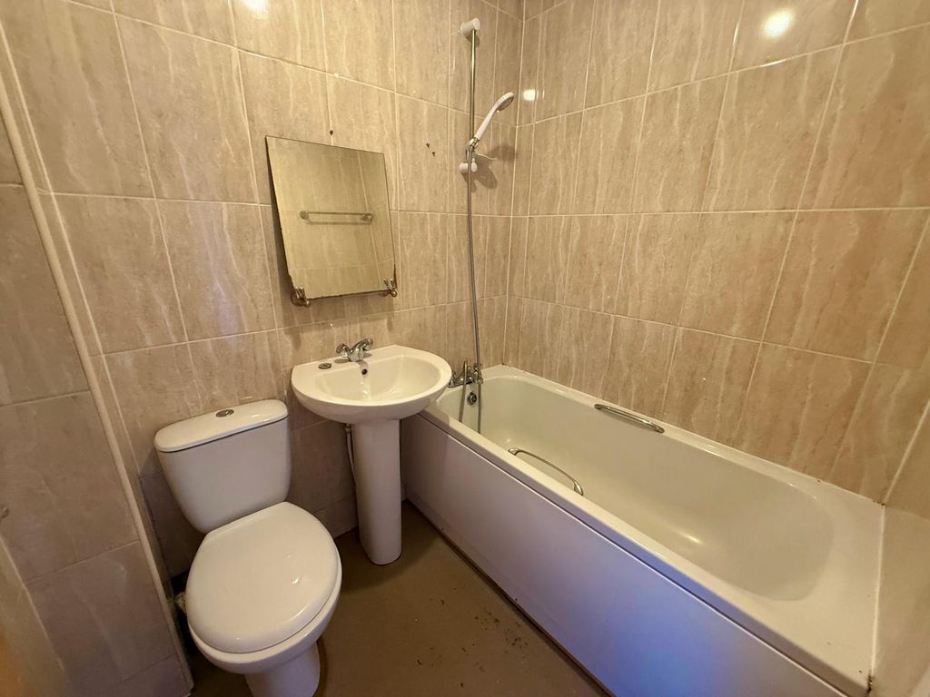 Property photo 3 of 7 Bathroom
