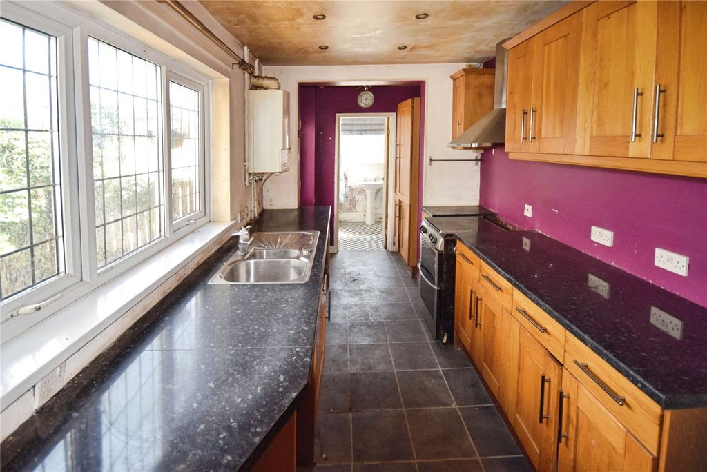 Property photo 3 of 10 Kitchen