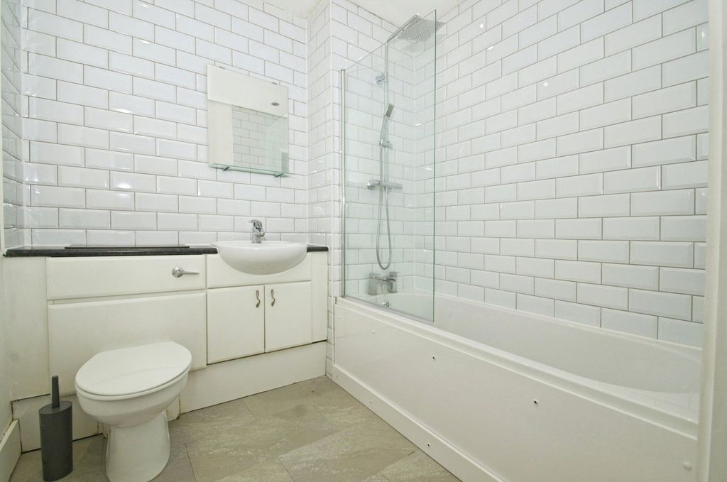 Property photo 3 of 20 Bathroom