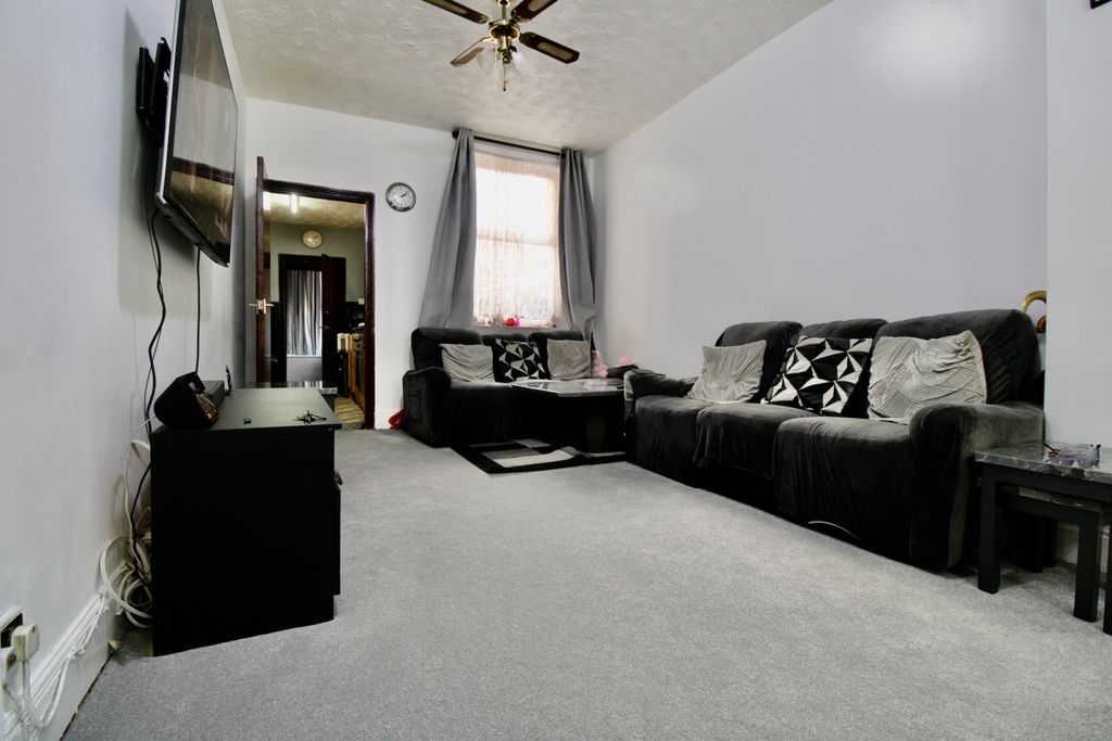 Property photo 3 of 13 Lounge Close Up