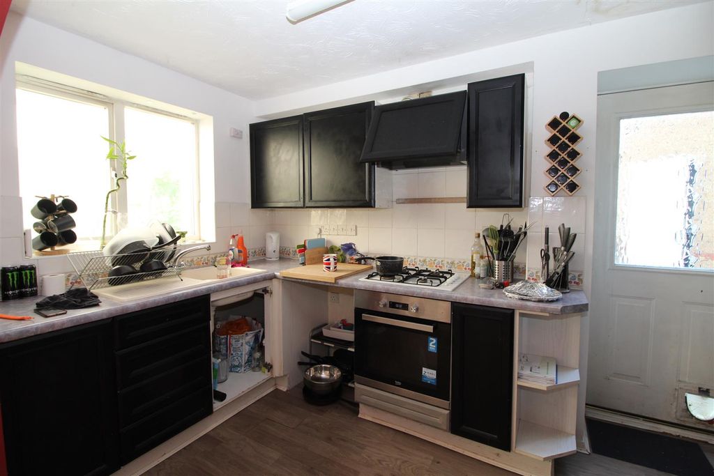 Property photo 3 of 8 Kitchen