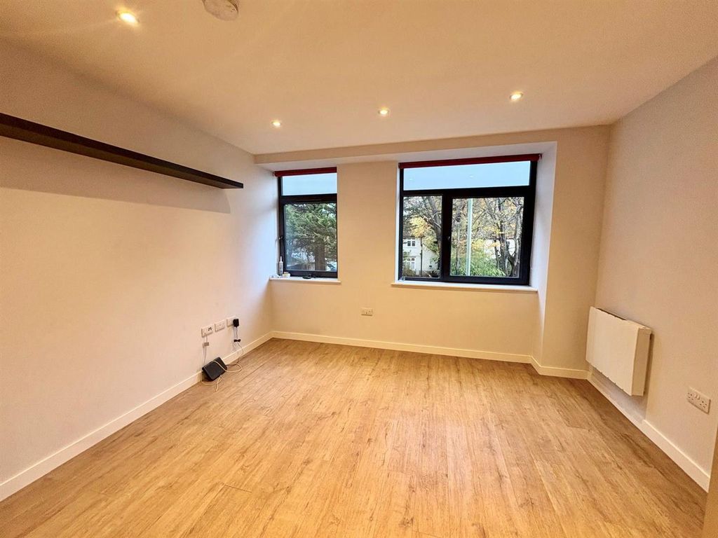 Property photo 2 of 13 Living / Dining Room