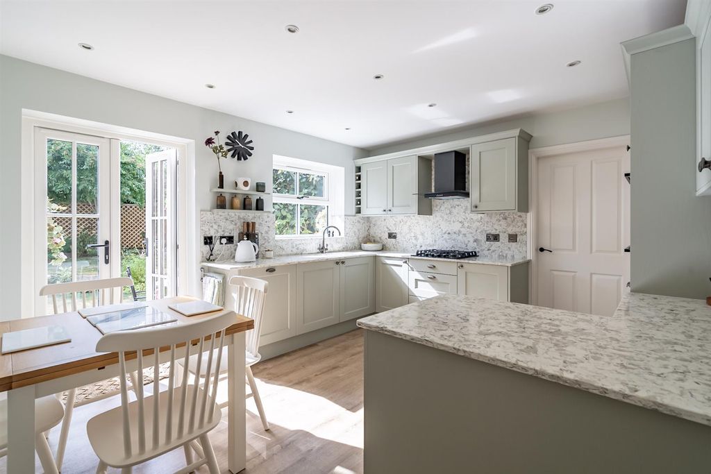 Property photo 3 of 27 Breakfast Kitchen
