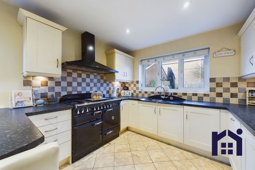 Property photo 3 of 28 Breakfast Kitchen
