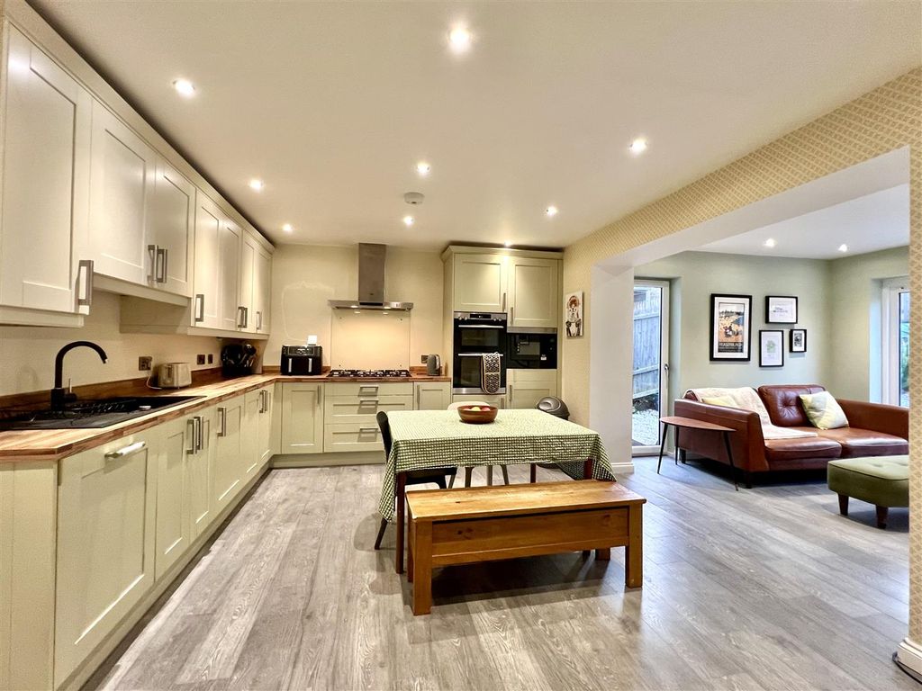 Property photo 3 of 28 Kirkton Drive, Burntisland