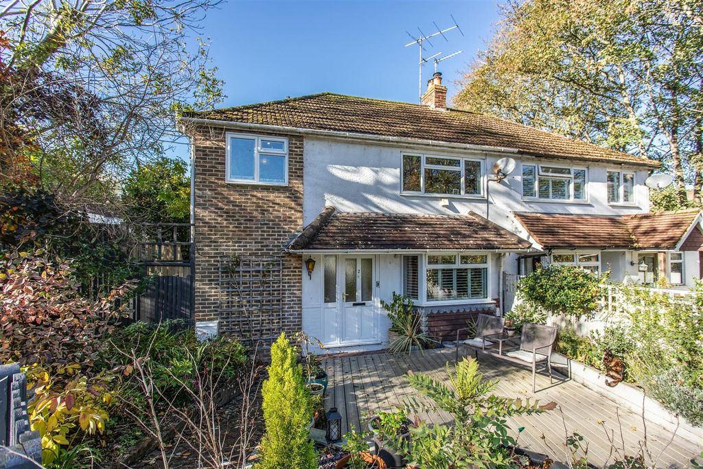 Property photo 1 of 31 2 Winterbourne Close-3.Jpg