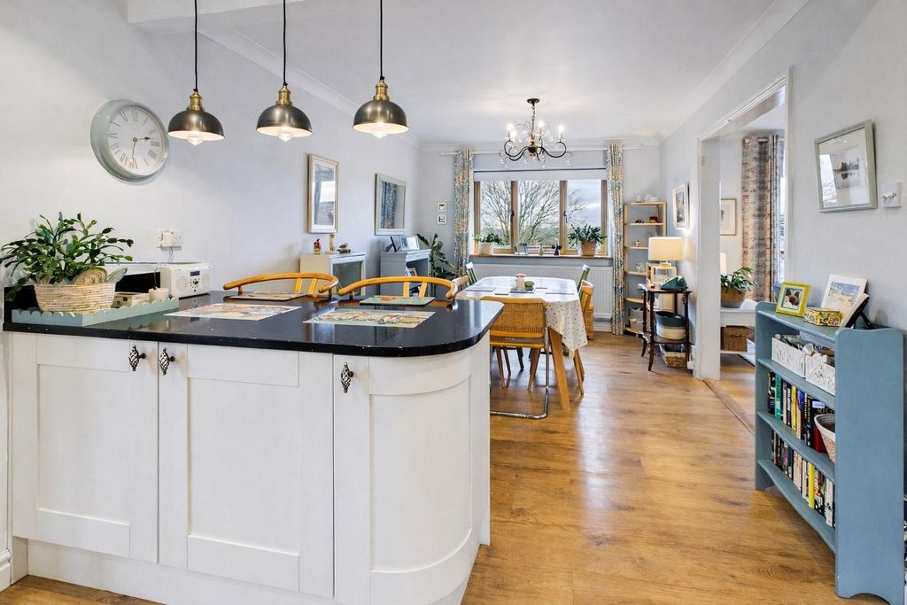 Property photo 3 of 21 Kitchen/Breakfast Room