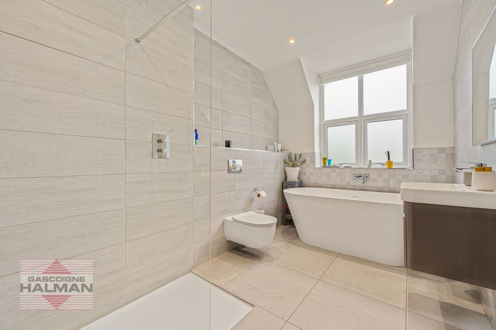 Property photo 3 of 39