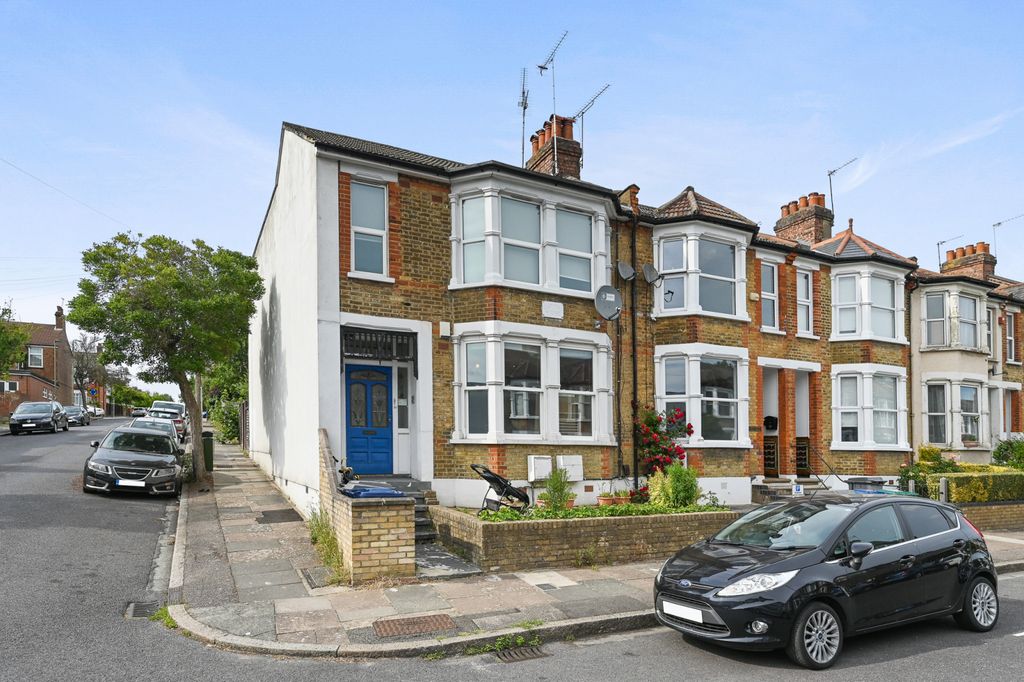 Property photo 1 of 9 Glebe Road N3 2Ba