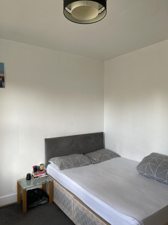 Property photo 1 of 6 Studio For Rent