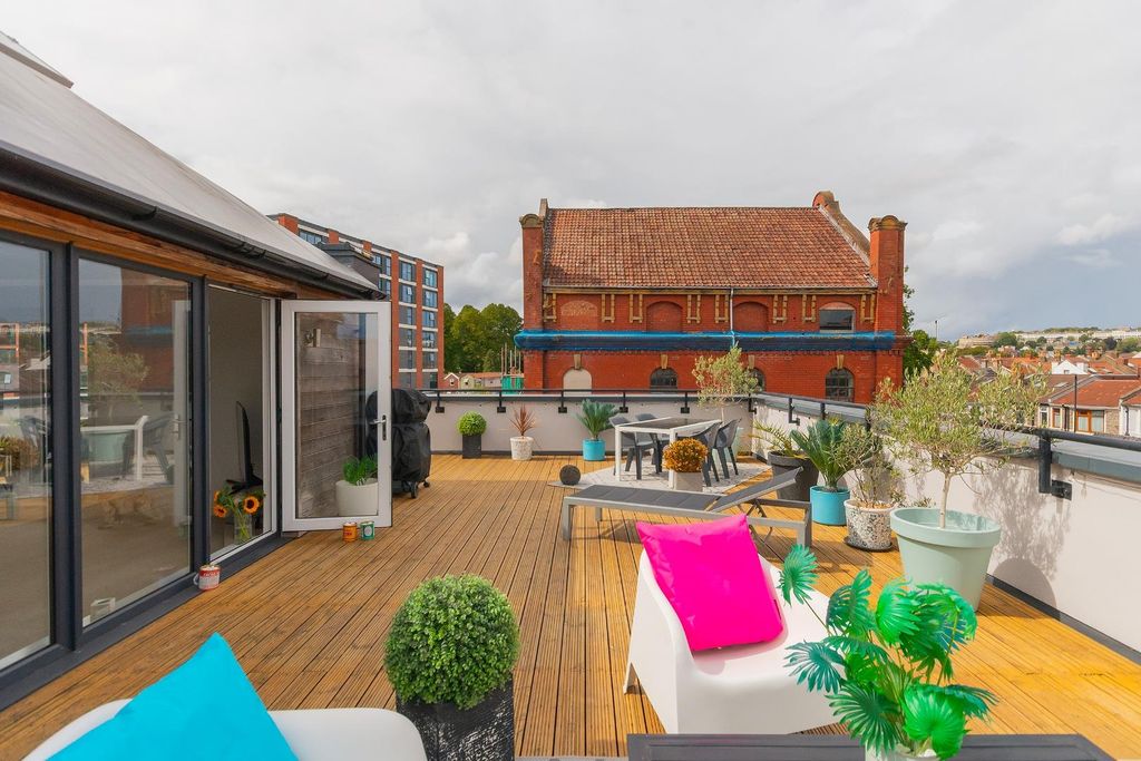 Property photo 3 of 31 2S1Frbr - Terrace G.Jpg