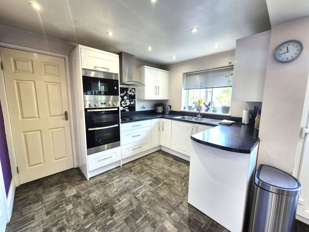 Property photo 3 of 19 Kitchen