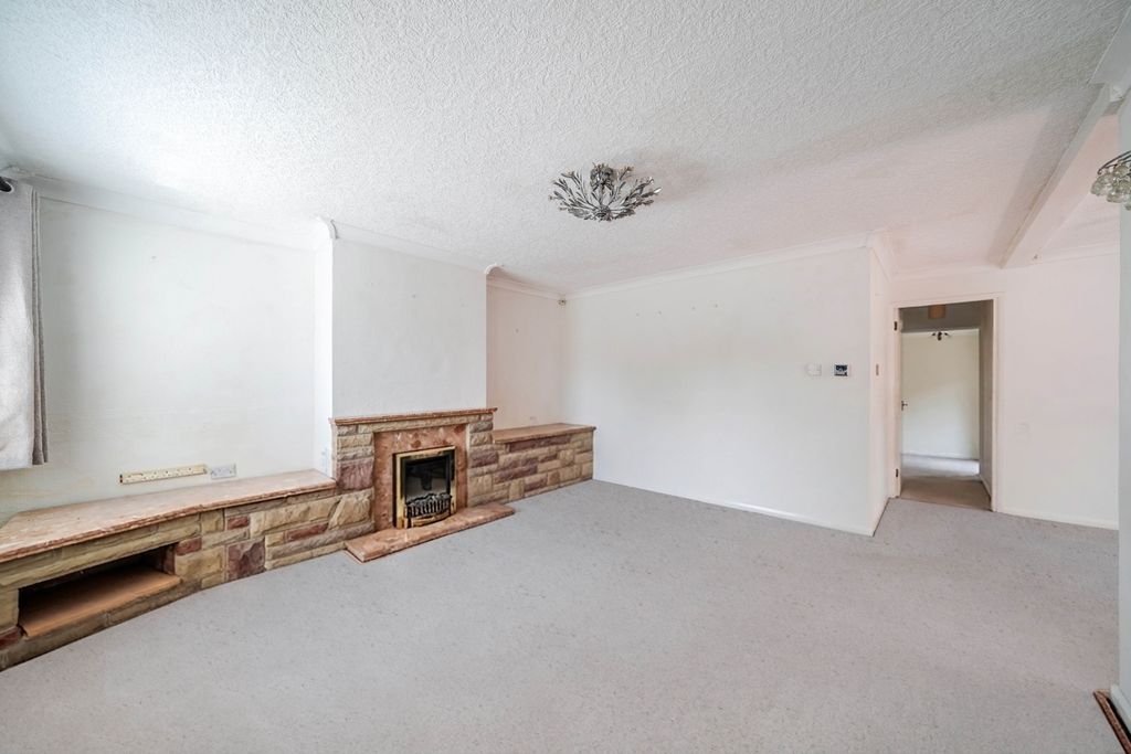 Property photo 2 of 14 Spacious Lounge
