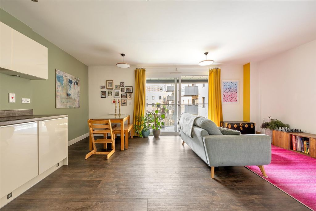 Property photo 2 of 27 Hoffmans Road, E17