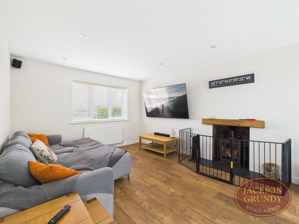 Property photo 3 of 21 Paddock Close