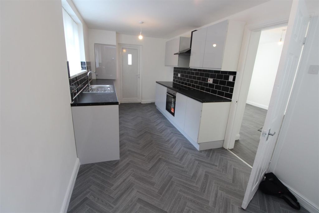 Property photo 2 of 11 Kitchen