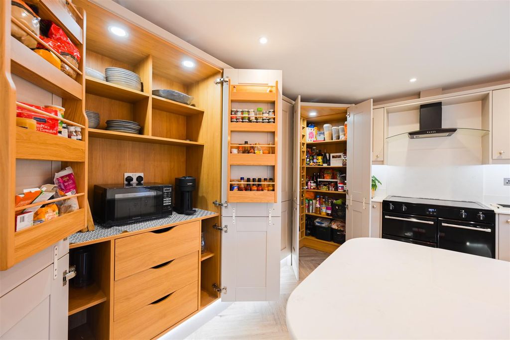 Property photo 3 of 52 Westminster Drive, Church Gresley (14).Jpg