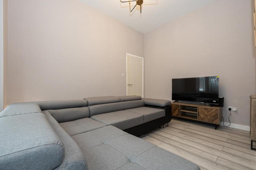 Property photo 2 of 17 Living Room.Jpg