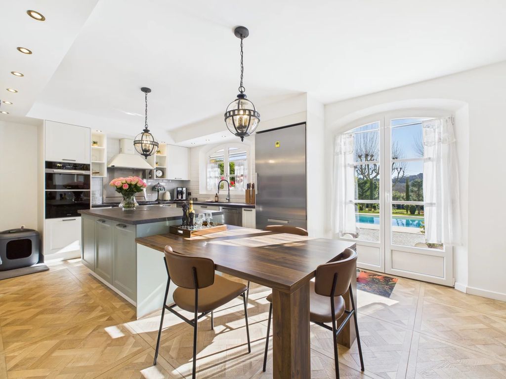 Property photo 2 of 32