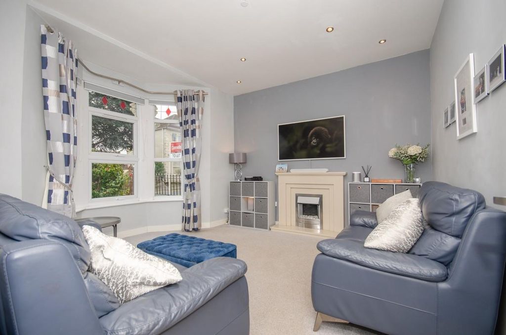 Property photo 3 of 32 Lounge.Jpg