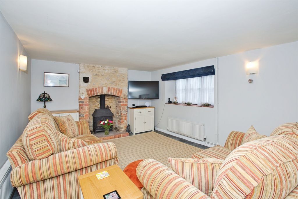 Property photo 2 of 33