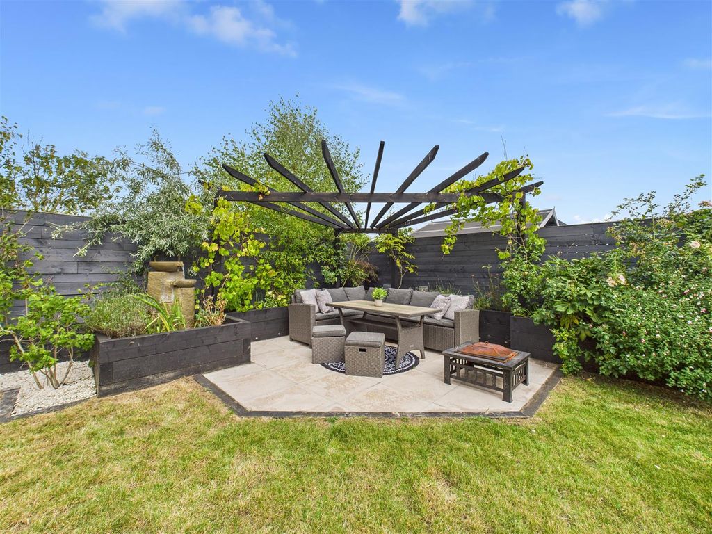 Property photo 3 of 25 Patio &amp; Pergola