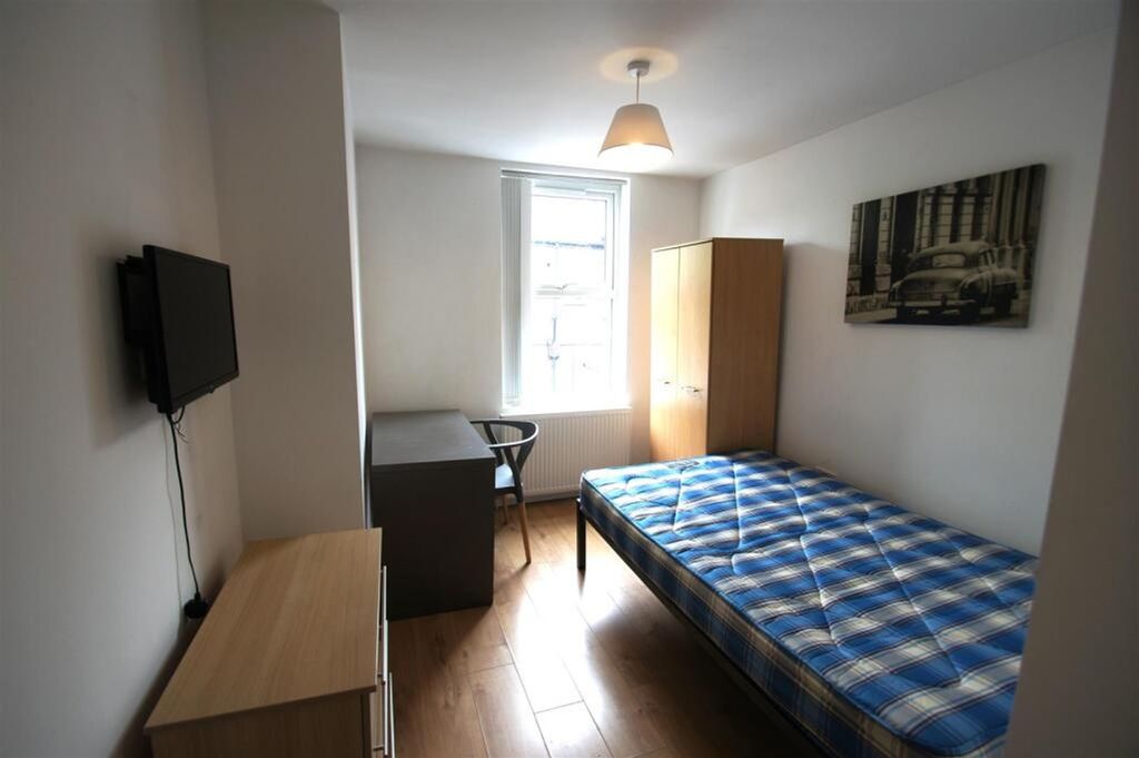 Property photo 3 of 11 Spacious Double Bedroom Featuring A Comfortable Be...