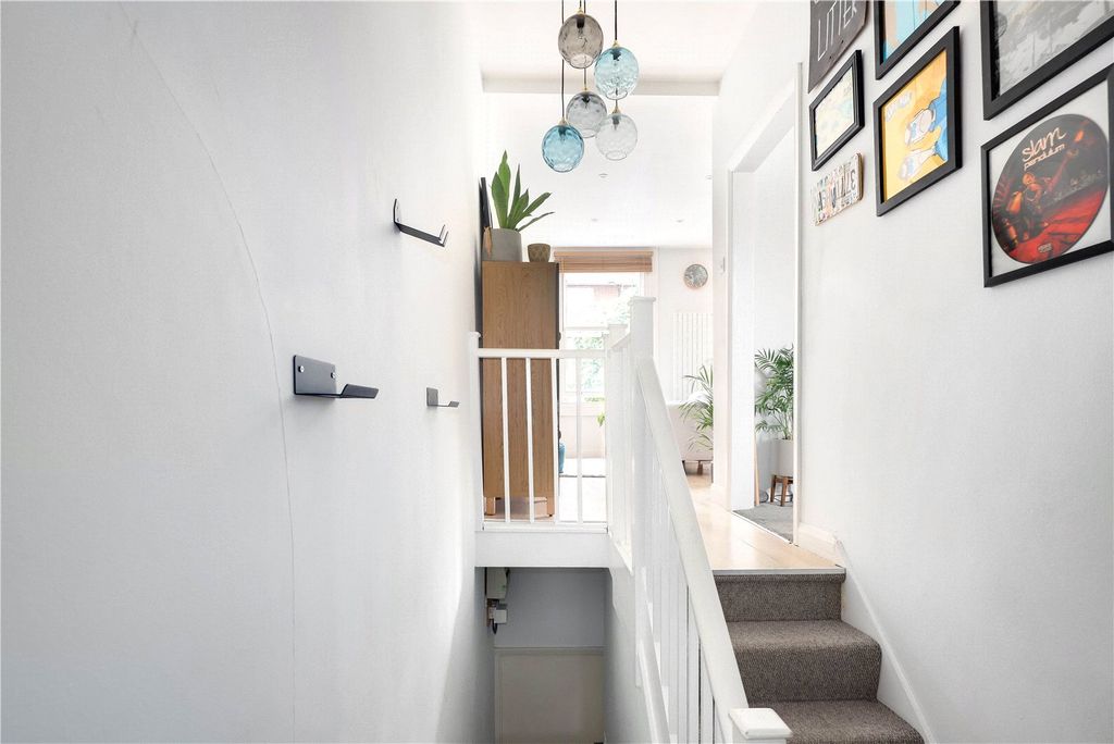 Property photo 3 of 18 Hallway/Landing